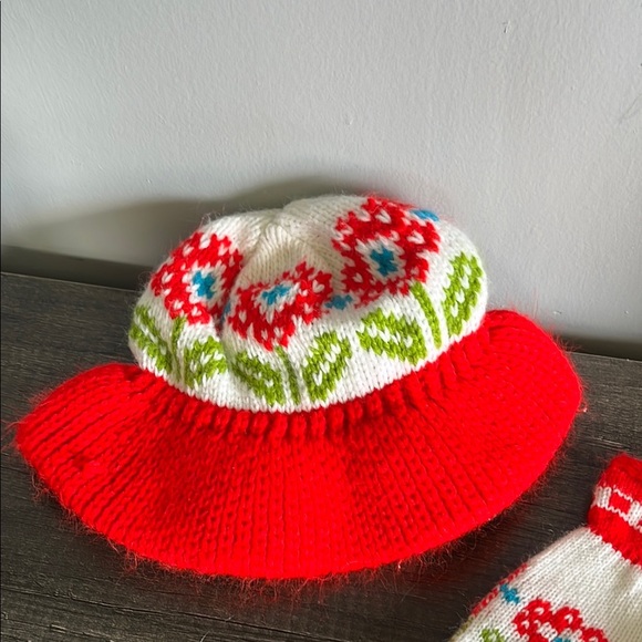Red and White Floral Knit Hat and Mittens Set - Picture 4 of 10
